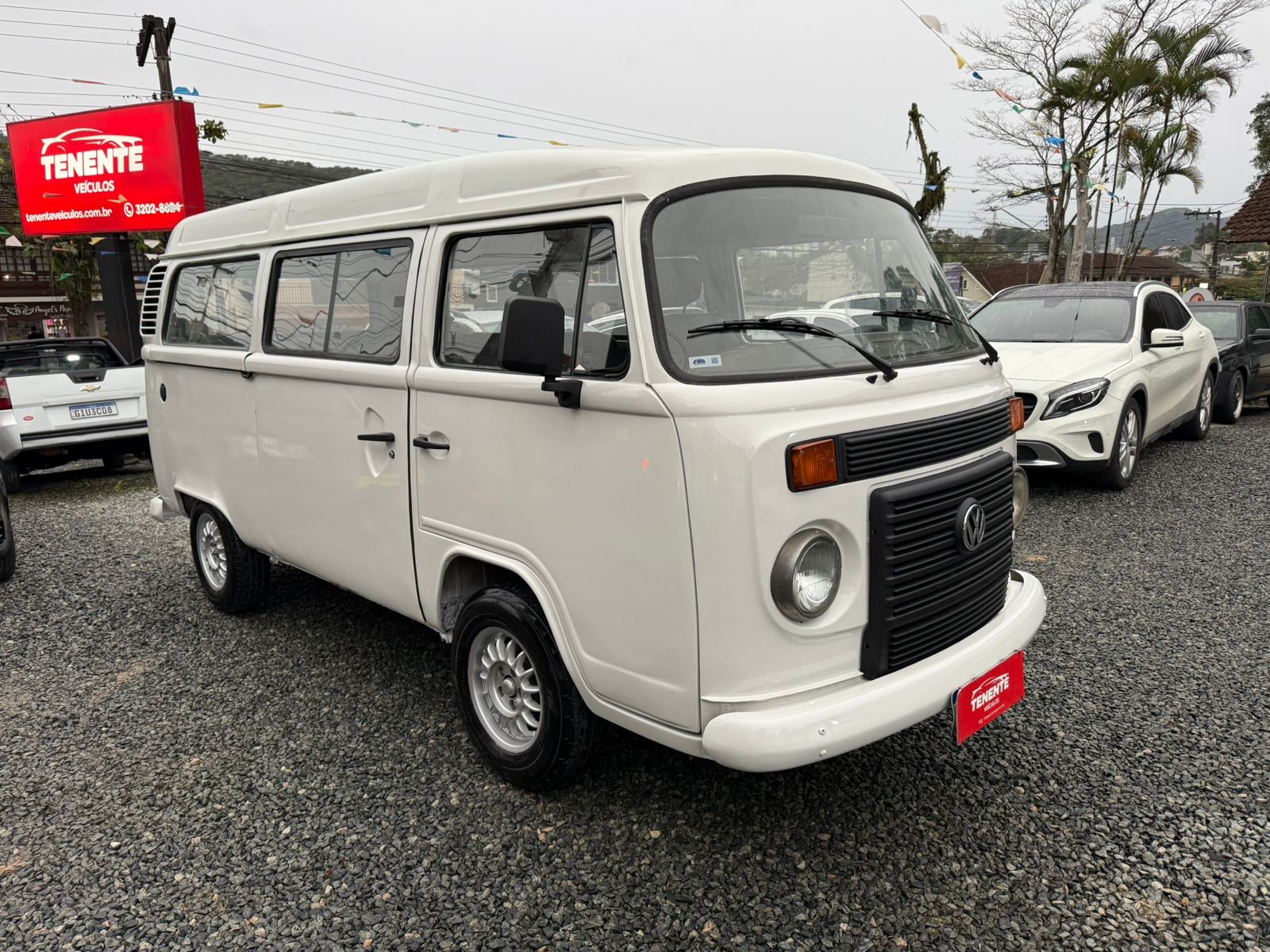 VOLKSWAGEN KOMBI LOTAÇÃO 9 LUGARES